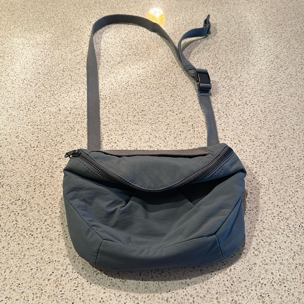 Athleta Kinetic Waist Bag in Metropolitan Grey